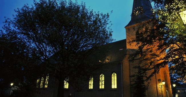 foto kerk bij avond Jaco van Houselt